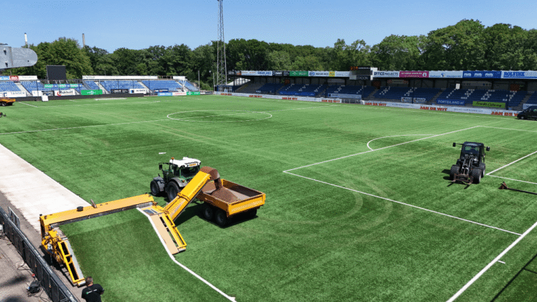 SC Telstar Finovi Nieuwe grasveld in stadion Aanleg voetbalveld Eredivisie Keuken Kampioen Divisie Promotie Werkzaamheden natuurgras De Witte Leeuwen