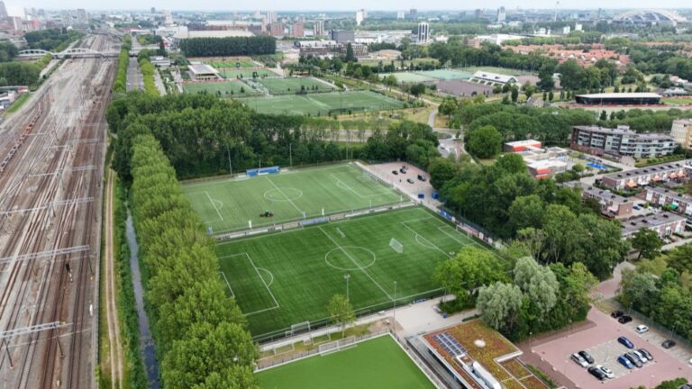 LMO Rotterdam (Linker Maas Oever) Voetbalveld aanleggen, Finovi, kunstgras voetbalveld,