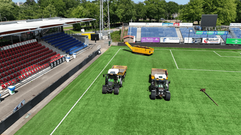 SC Telstar Finovi Nieuwe grasveld in stadion Aanleg voetbalveld Eredivisie Keuken Kampioen Divisie Promotie Werkzaamheden natuurgras De Witte Leeuwen