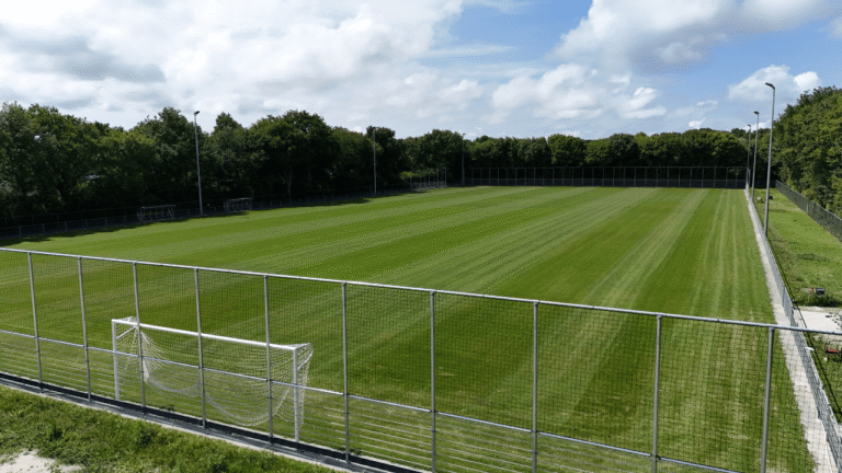 Aanleg van natuurgras- en kunstgrasvoetbalvelden met FieldTurf Quattro en kurkinfill op Alveo shockpad voor SVOD’22 in Oostkapelle – 2025 - aangelegd door Finovi