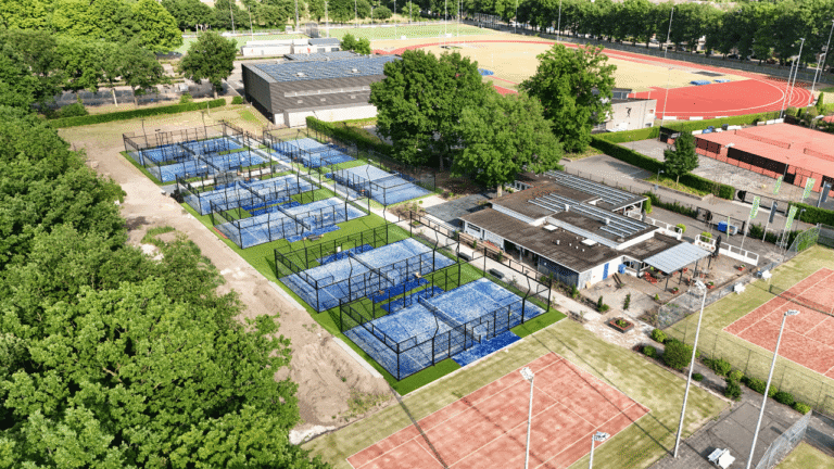 Vier nieuwe padelbanen met MP Padel kunstgras van Condor Grass op schuimbeton fundatie bij TPV Waalwijk, aangelegd in 2025