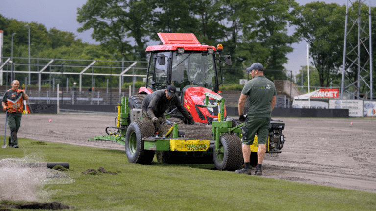 Aanleg van het natuurgras stadionveld van SC Telstar in 2025, waarbij het bestaande kunstgras werd vervangen door een professionele grasconstructie. Aangelegd door Finovi