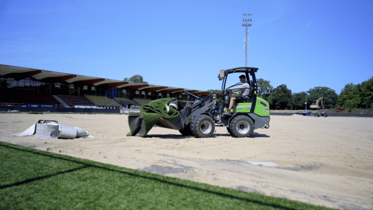 Aanleg van het natuurgras stadionveld van SC Telstar in 2025, waarbij het bestaande kunstgras werd vervangen door een professionele grasconstructie. Aangelegd door Finovi