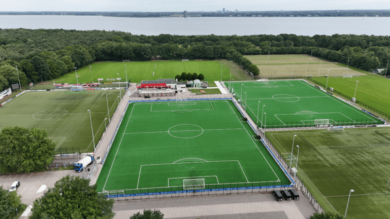 Twee nieuw aangelegde kunstgras voetbalvelden bij HSV De Zuidvogels in Huizen, met FieldTurf Purefield Ultra HD en minerale infill – 2025 Finovi | Innovatieve sportvelden Aanleg voetbalveld Aanleggen voetbalvelden