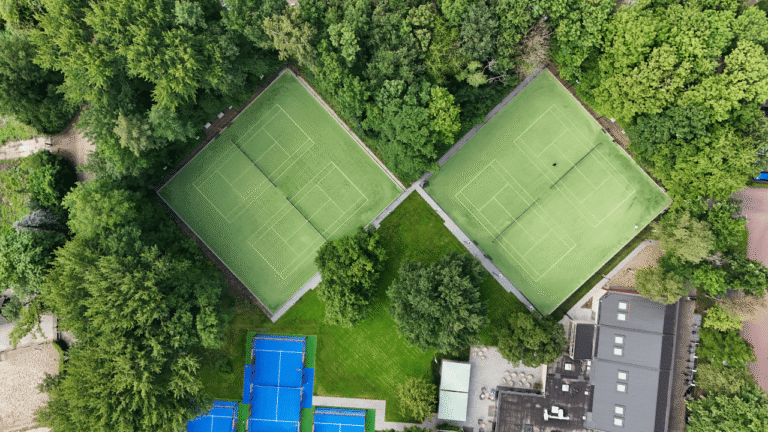 Vier nieuw aangelegde kunstgras tennisbanen bij The Bubble Club in Blaricum met Advantage RedCourt in groene kleur – 2025. Aangelegd door Finovi Finovi | Innovatieve sportvelden Aanleg tennisbaan Aanleggen tennisbanen