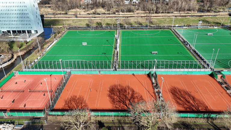 Aanleg twee nieuwe hockey watervelden bij AMVJ Amstelveen door Finovi. In opdracht van Gemeente Amsterdam. Hoge ballenvanger. Ballenvanger 8 meter hoog