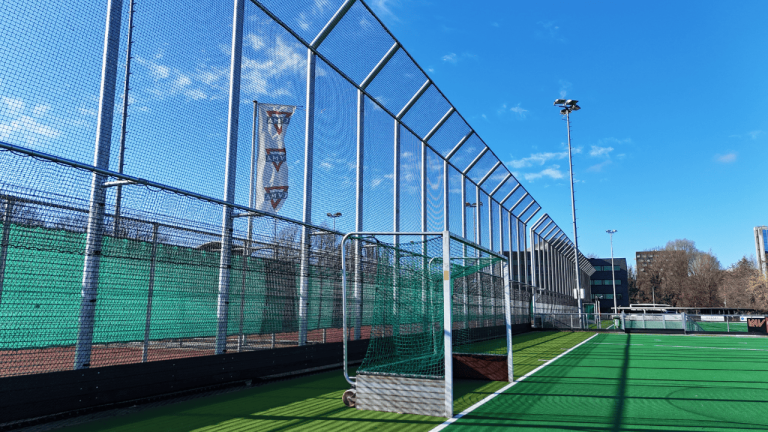 Aanleg twee nieuwe hockey watervelden bij AMVJ Amstelveen door Finovi. In opdracht van Gemeente Amsterdam. Hoge ballenvanger. Ballenvanger 8 meter hoog