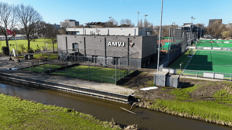 Aanleg twee nieuwe hockey watervelden bij AMVJ Amstelveen door Finovi. In opdracht van Gemeente Amsterdam. Hoge ballenvanger. Ballenvanger 8 meter hoog