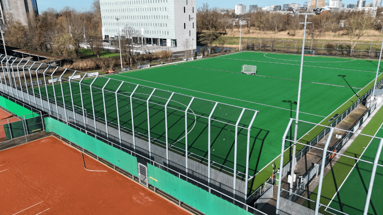 Aanleg twee nieuwe hockey watervelden bij AMVJ Amstelveen door Finovi. In opdracht van Gemeente Amsterdam. Hoge ballenvanger. Ballenvanger 8 meter hoog