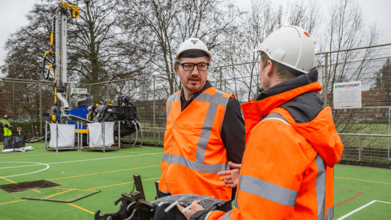 Aftrap aanleg Collectorveld OBS De Kleine Wereld Den Haag, Moerwijk. Finovi start met aanleg collectorveld. Warmtewinning uit kunstgras Kunstgrasveld gaat scholen verwarmen Kunstgrasveld warmtebron voor scholen