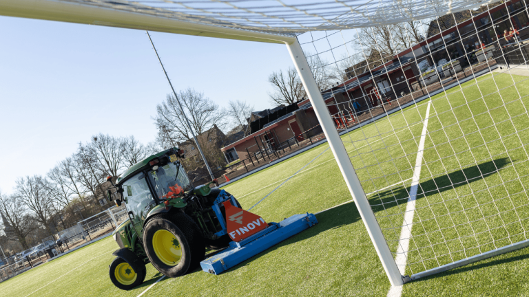 Onderhoud voor een voetbalveld in topconditie. Finovi Service & Onderhoud Onderhoud voetbalveld Onderhoud sportveld Onderhoud kunstgras