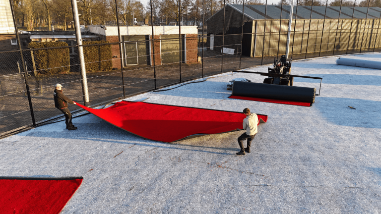 Aanleg van het nieuwe kunstgras softbalveld van Amsterdam Pirates op Sportpark Ookmeer. Aangelegd door Finovi in 2026