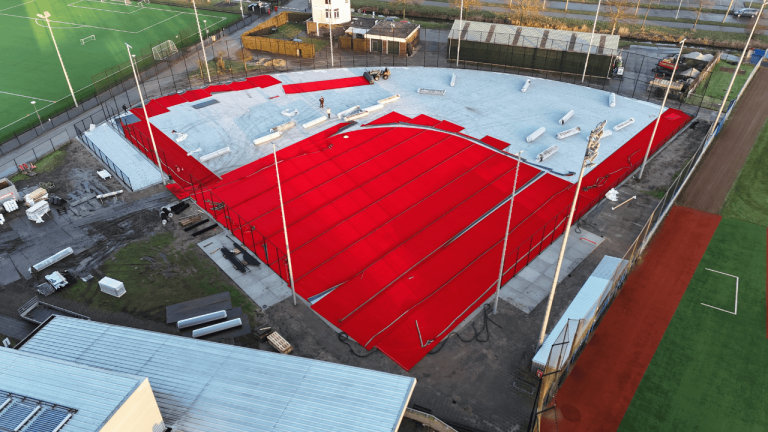 Aanleg van het nieuwe kunstgras softbalveld van Amsterdam Pirates op Sportpark Ookmeer. Aangelegd door Finovi in 2026