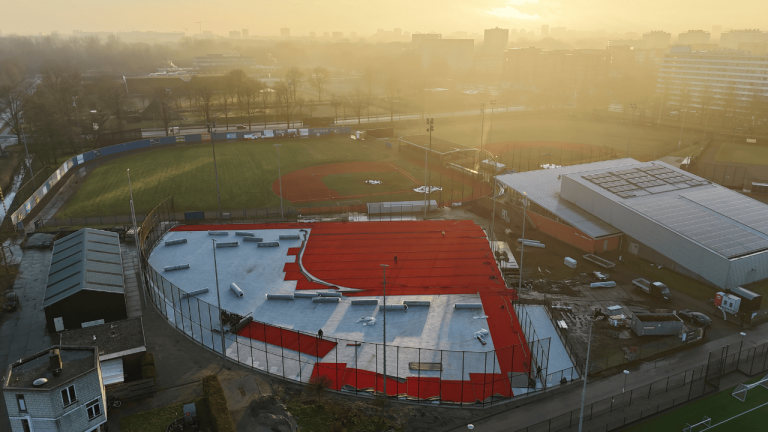 Aanleg van het nieuwe kunstgras softbalveld van Amsterdam Pirates op Sportpark Ookmeer. Aangelegd door Finovi in 2026
