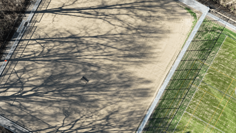 Nieuwe kunstgras korfbal- en tennisvelden bij SV Triaz in Amsterdam. Aangelegd door Finovi