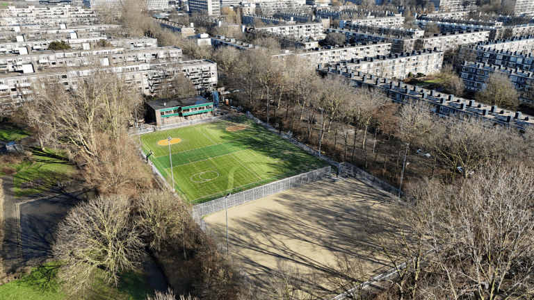 Nieuwe kunstgras korfbal- en tennisvelden bij SV Triaz in Amsterdam. Aangelegd door Finovi