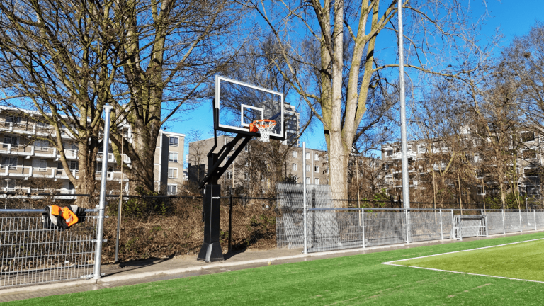 Nieuwe kunstgras korfbal- en tennisvelden bij SV Triaz in Amsterdam. Aangelegd door Finovi