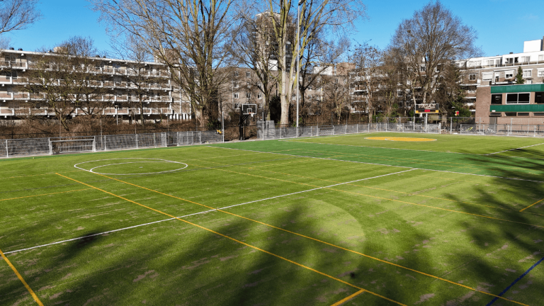 Nieuwe kunstgras korfbal- en tennisvelden bij SV Triaz in Amsterdam. Aangelegd door Finovi