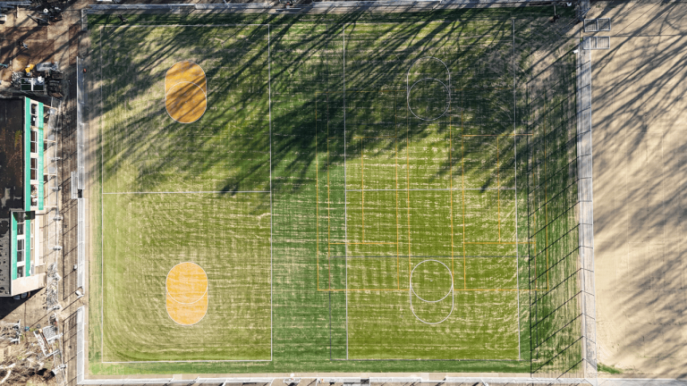 Nieuwe kunstgras korfbal- en tennisvelden bij SV Triaz in Amsterdam. Aangelegd door Finovi