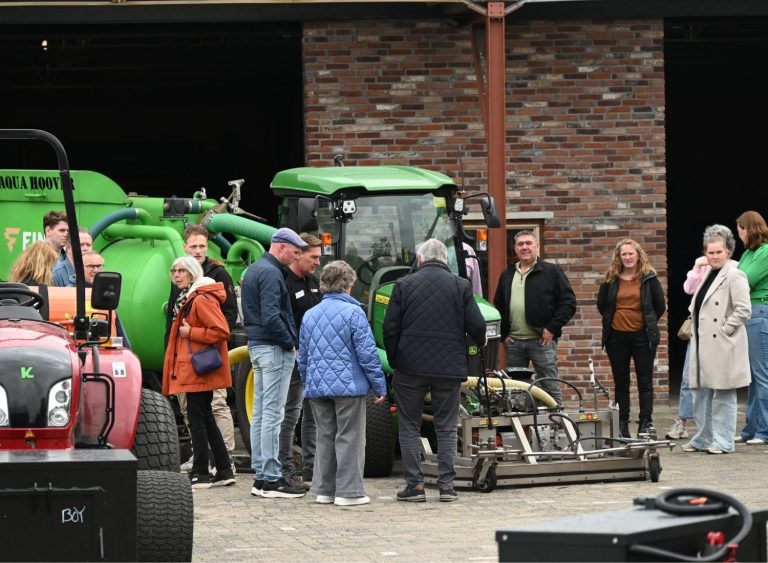 Finovi's Open Dag 2026 Jeroen van den Oever geeft uitleg bij Aquahoover aan John Deere trekker van Finovi Service & Onderhoud Onderhoud voetbalveld, Onderhoud hockeyveld, Onderhoud Atletiek,