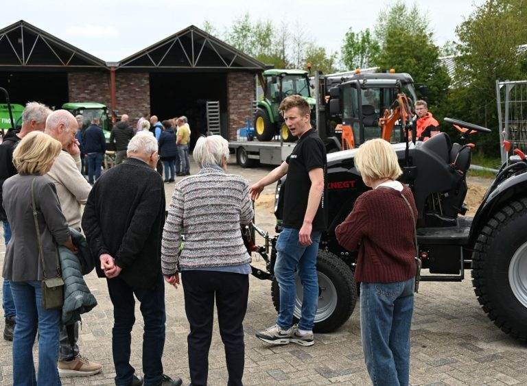 Finovi's Open Dag 2026 Roy Verhagen geeft uitleg over de nieuwe elektrische trekker van Finovi aanleg sportvelden aanleg voetbalveld aanleg hockeyveld aanleg tennisbaan aanleg padelbaan aanleg atletiekbaan aanleg korfbalveld