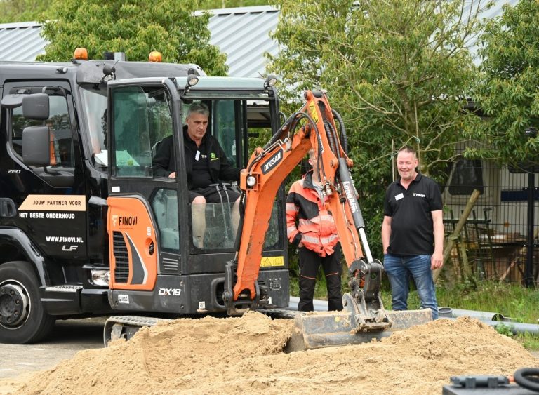 Finovi's Open Dag 2026 Minigraver met hoop zand Aanleg sportvelden aanleg voetbalveld, aanleg hockeyveld, aanleg padelbaan, aanleg tennisbaan, aanleg atletiekbaan, aanleg korfbalveld