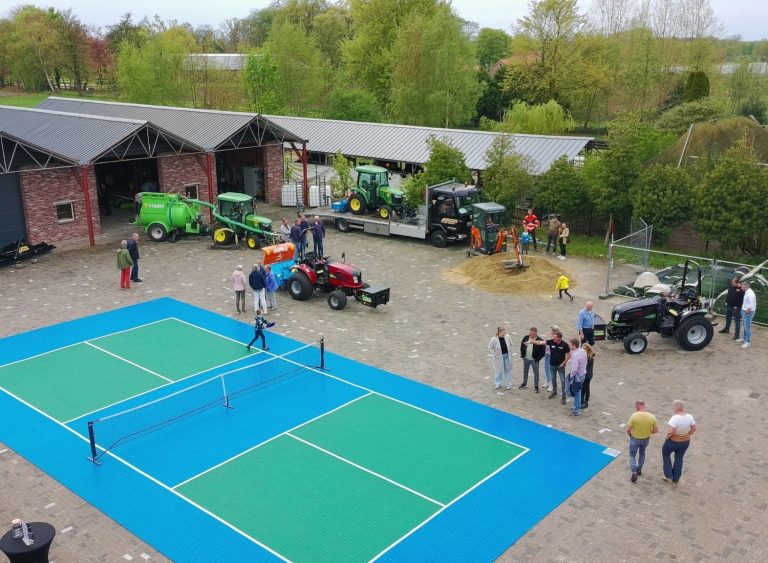 Finovi's Open Dag 2026 Overzicht binnenplaats met pickleball baan, elektrische trekkers, John Deere trekkers en onderhoudsmachines. Aanleg sportvelden aanleg voetbalveld, aanleg hockeyveld, aanleg padelbaan, aanleg tennisbaan, aanleg atletiekbaan, aanleg korfbalveld