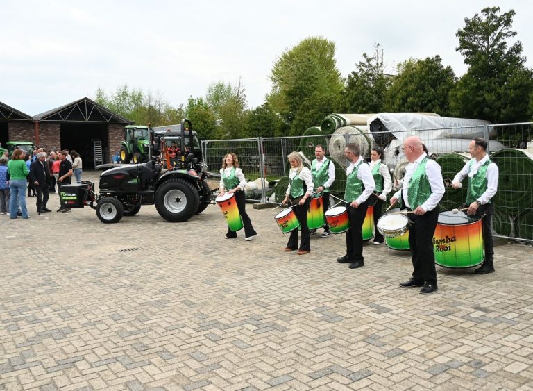 Finovi's Open Dag 2026 Samba Rooi maakt sfeer op binnenplaats